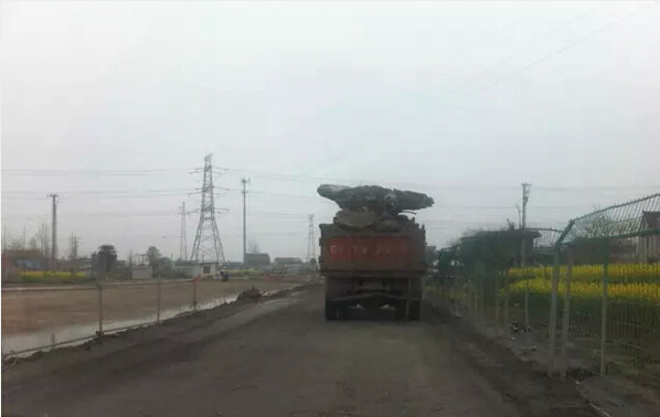 渣土車如此'玩雜技'&nbsp;&nbsp;又忘了曾經的悲劇