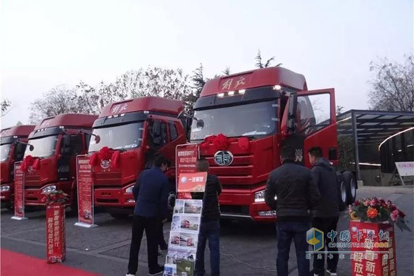 活動現場人員參觀解放卡車