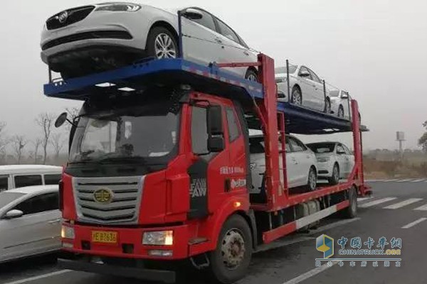 一汽解放柳特率先推出解放金陸4×2載貨式轎運(yùn)車,以適應(yīng)倒短市場需求