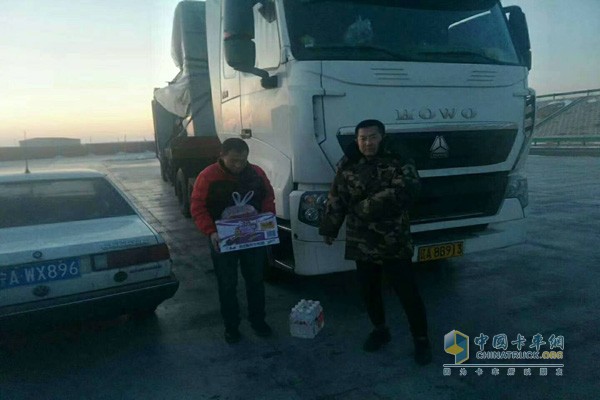重汽寧夏服務區工作人員為用戶送去礦泉水、方便面等食品