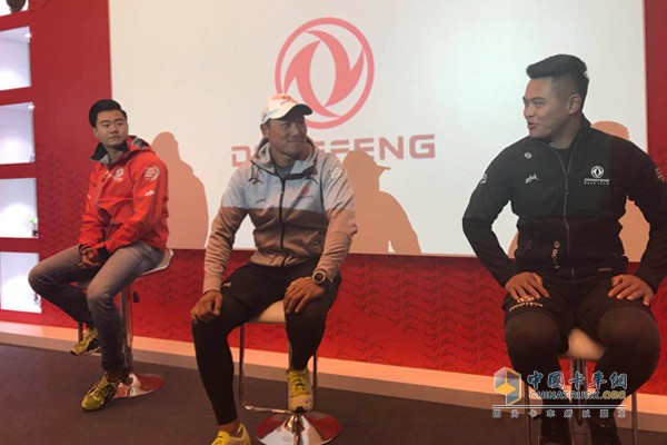 左起以此為“東風”號中艙鍵盤手楊濟儒、前甲板陳錦浩、中艙鍵盤手劉學