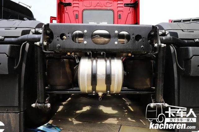 揭秘格爾發(fā)長頭重卡 康明斯 ZF 美馳!還有1000升油箱和大臥鋪!