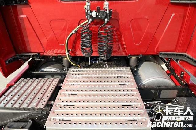 揭秘格爾發(fā)長頭重卡 康明斯 ZF 美馳!還有1000升油箱和大臥鋪!