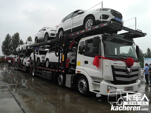 新宏昌重工與福田戴姆勒共同發布的新歐曼ETX中置軸轎運車