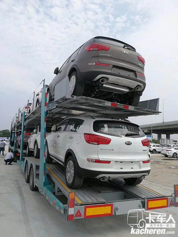 滿載的中置軸轎運車