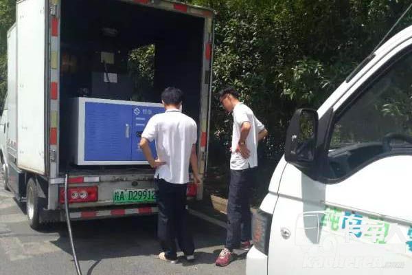 工作人員幫助邵師傅的愛(ài)車補(bǔ)充電量