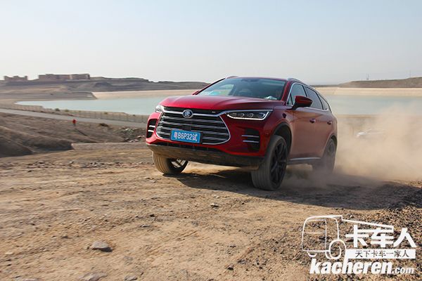 比亞迪唐測試車沖坡