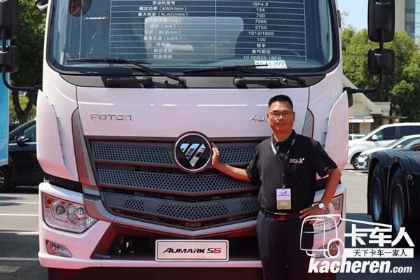 新飛銷售副總經(jīng)理張振華與歐馬可冷藏車合影