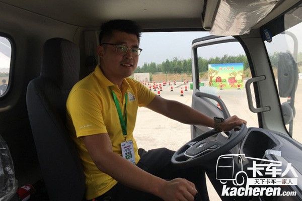 李凱駕駛著綠通之星奧鈴CTS動(dòng)作一氣呵成