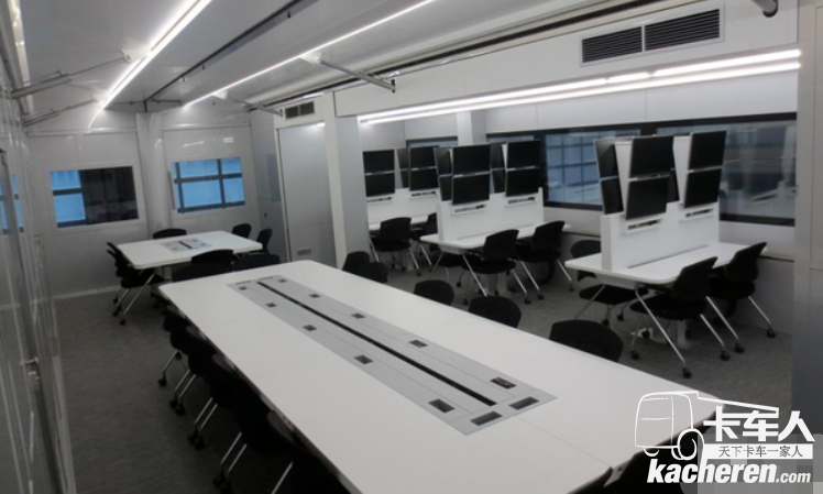 看看歐洲賽車隊的拖掛卡車，都是高端貨