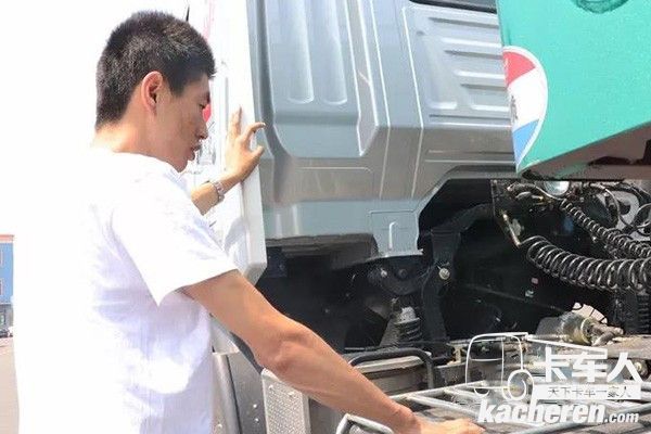 盧建發車前檢查上汽紅巖杰獅