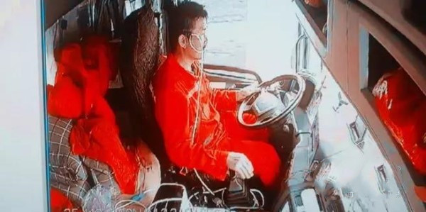 武懷忠在路途中吸氧