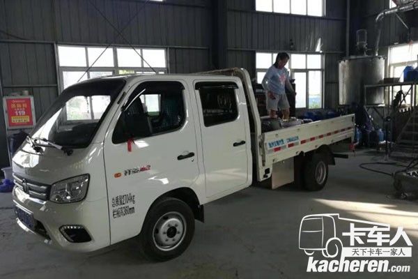 周正香正忙著往福田祥菱車上裝貨