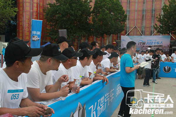 選手們圍觀三個場地的比賽狀況