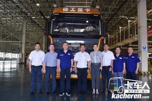 訪問徐工重型在習(xí)近平總書記曾經(jīng)操作過的XG220汽車吊前合影