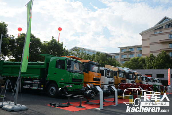 華菱星馬攜多款國六整車、發動機、變速箱與車橋產品盛裝亮相年中商務大會