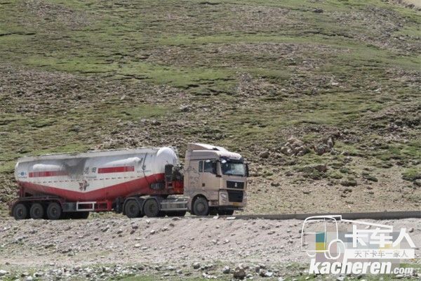 行駛在109國(guó)道上的汕德卡