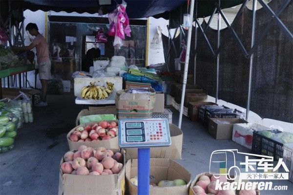 劉享賢的大兒子在店里幫著忙活