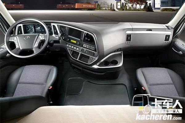 四川現(xiàn)代創(chuàng)虎駕駛室內(nèi)部