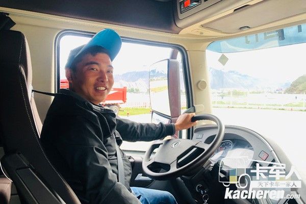 全國第一輛懸掛國六牌照的康明斯版Z14動力的東風天龍旗艦駕駛者彭祥利師傅