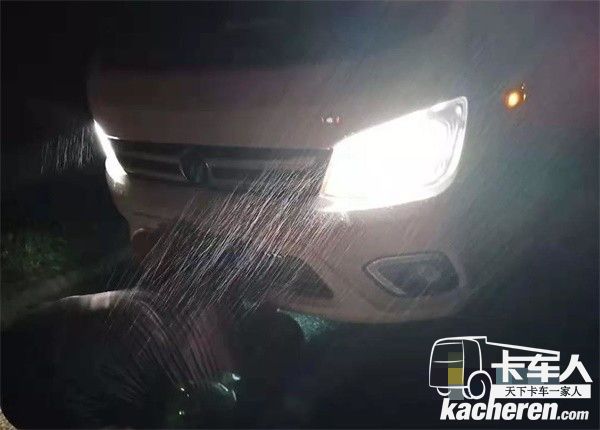 福田祥菱救援服務站搶修人員緊急搶修