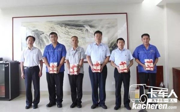 石喜軍還為支部書記進行授書活動