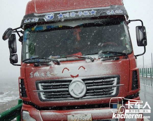 風雪天依然行駛的東風天龍