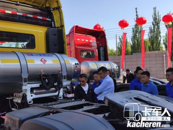 北奔重卡國六車型被圍觀