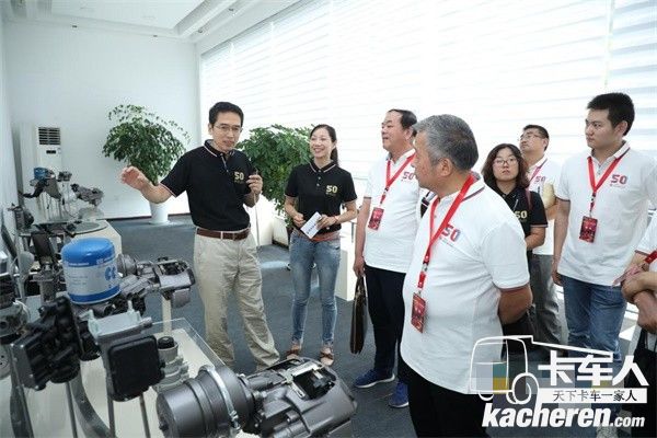 東風商用車東風人對零部件講解