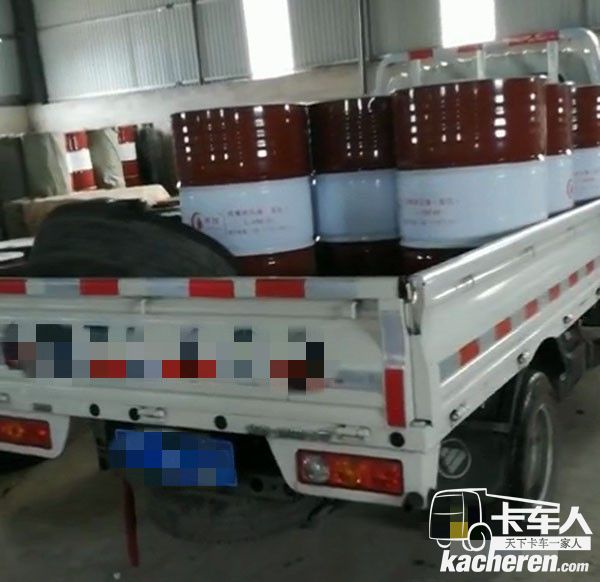 貨箱裝滿潤滑油的福田祥菱