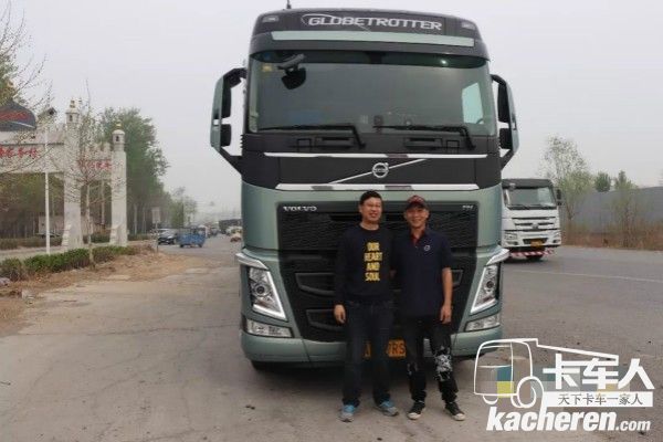 來自新疆庫爾勒的90后卡車駕駛員索良（右）