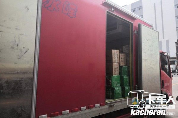 一箱箱食品食材被裝上慶鈴五十鈴車輛