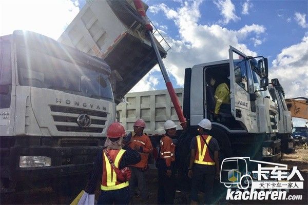 上汽紅巖服務人員以精湛的技術和良好的服務態(tài)度，獲得了當地用戶的一致“點贊”