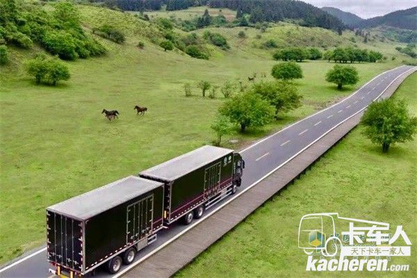 紅巖中置軸貨運(yùn)列車雙貨箱可實(shí)現(xiàn)快速裝卸貨物