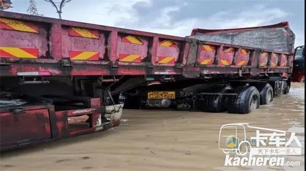 倪四栓駕駛中國重汽HOWO-T7H涉水為救援人員運送沖鋒舟等救援物資