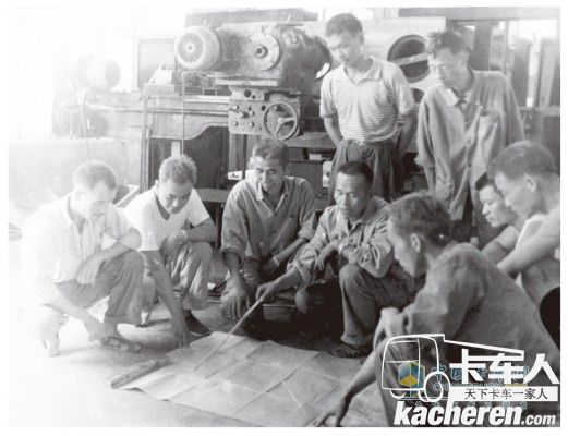 束寬昌書記（左三）與工人們在一起