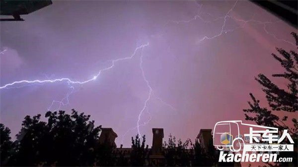 幾內(nèi)亞的雨季電閃雷鳴