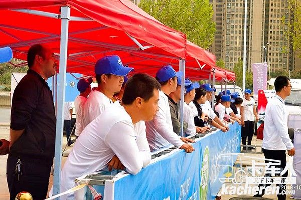 選手(部分)圍觀比賽現(xiàn)場