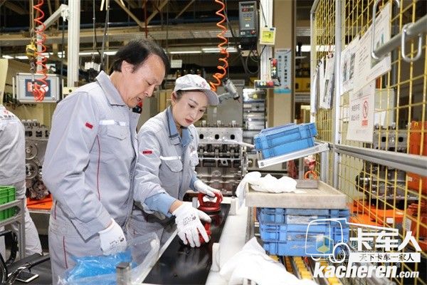 東風(fēng)商用車親自感受發(fā)動(dòng)機(jī)的裝配流程