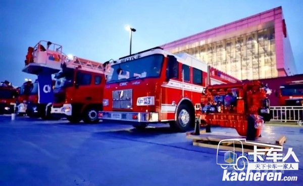 夜晚的中集聯(lián)合卡車消防車展臺(tái)格外莊嚴(yán)和美麗