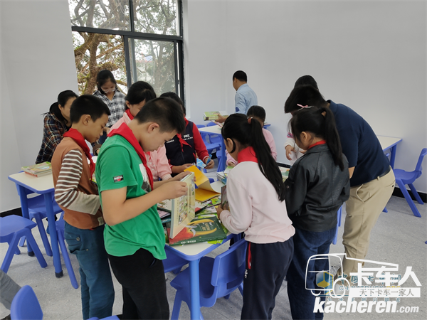 沉塘小學師生一同整理圖書