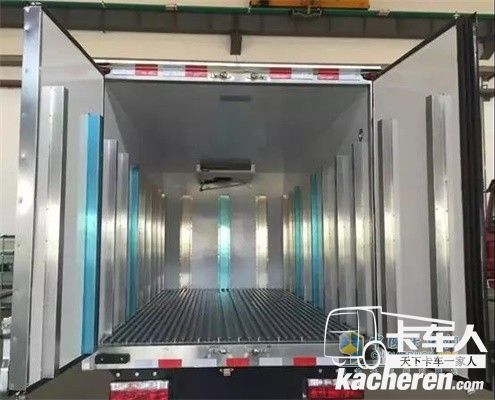 駿鈴V6冷鏈車型貨箱整體采用輕量化廂體底板及副車架骨架結構