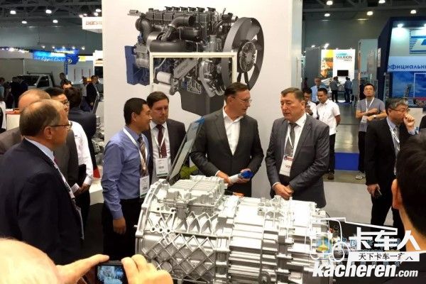 俄羅斯最大重卡制造商卡瑪茲總經理Sergey Kogogin來到法士特展位參觀考察