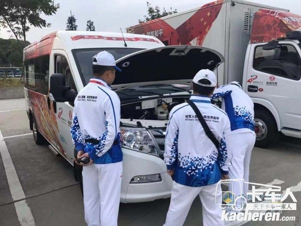 保障組成員認(rèn)真做出征前的車輛整備檢查