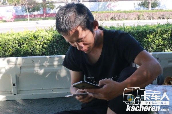 福田祥菱李紅江盯著他的兩個手機搶單