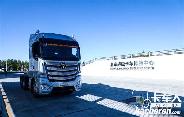 與會嘉賓試乘試駕搭載福田康明斯X13發動機的歐曼超級重卡