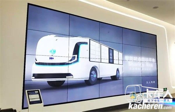 示范區(qū)展廳里播放的東風(fēng)輕型車EV350智能支線物流平臺(tái)與Sharing Box智能對(duì)點(diǎn)載運(yùn)平臺(tái)功能展示視頻