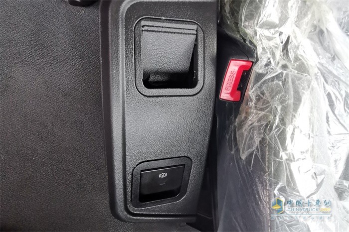 陜汽德龍X6000電子手剎保留了原來的位置，設(shè)在了座椅的右方