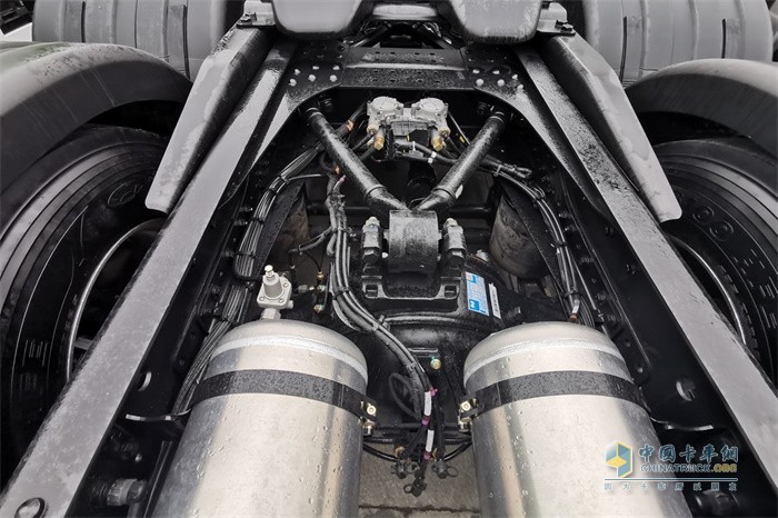陜汽德龍X6000整車的儲氣筒、干燥罐布置在了車架內(nèi)側(cè)