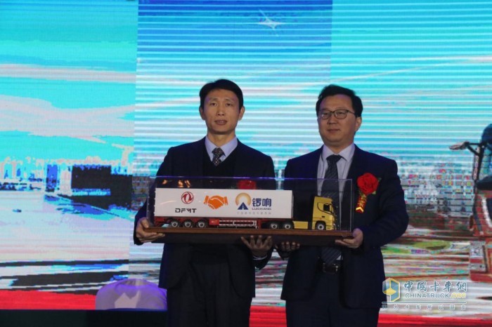 鑼響汽車與東風汽貿簽訂戰略合作協議